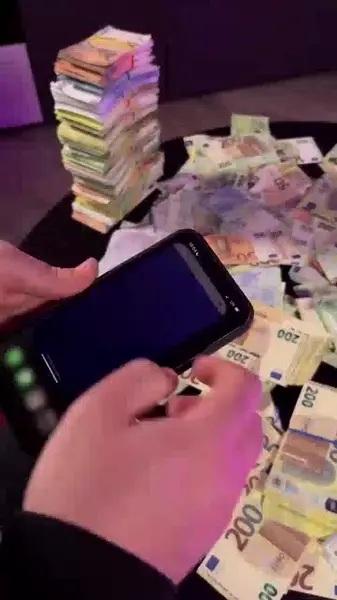Кадр рекламы CelebCraze Entertainment