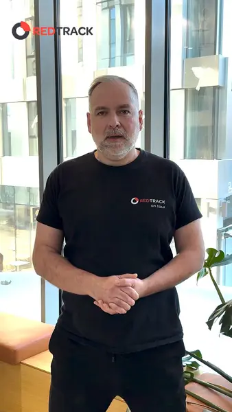 Кадр рекламы RedTrack.io