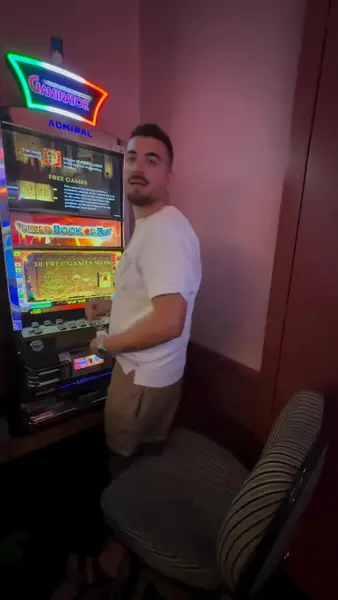 Кадр рекламы Play Online
