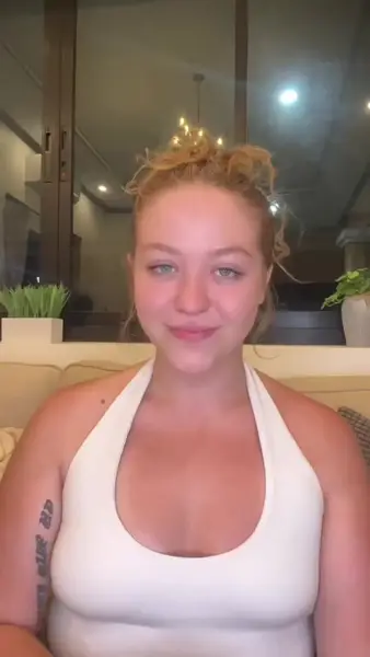 Кадр рекламы Từ Ly