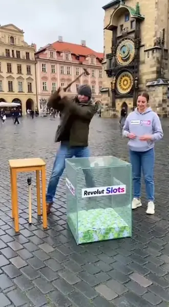 Кадр рекламы Velvet Odds Circle