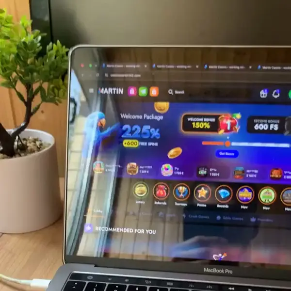 Кадр рекламы Martin Online