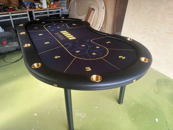 Кадр рекламы Ludo poker table