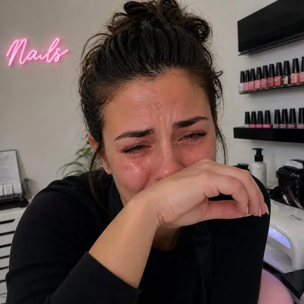 Кадр рекламы Amelia Clarke Nail Lounge