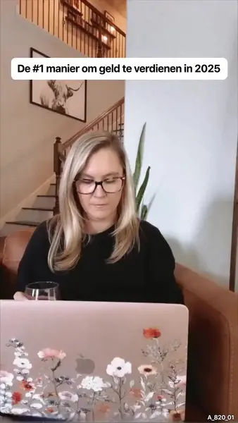 Кадр рекламы Sara Walter