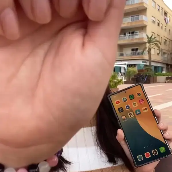 Кадр рекламы Uncros Chi X1000