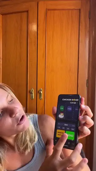 Кадр рекламы Chicken Road 2