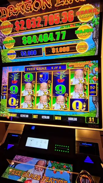 Кадр рекламы Dragon Link Slots