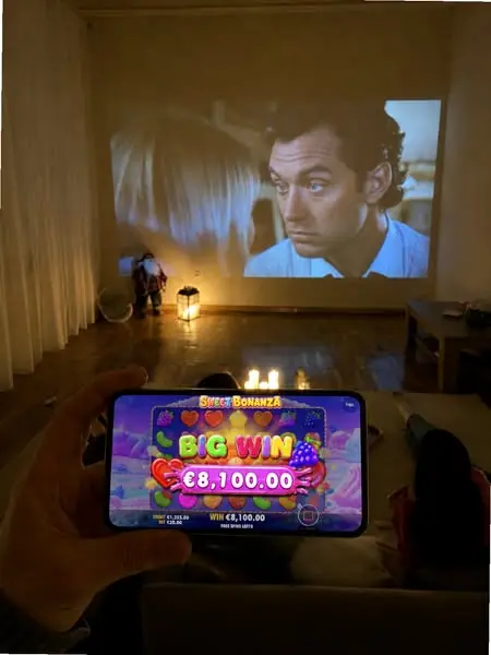 Кадр рекламы Legendary Slot