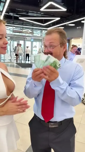 Кадр рекламы Lucky Day