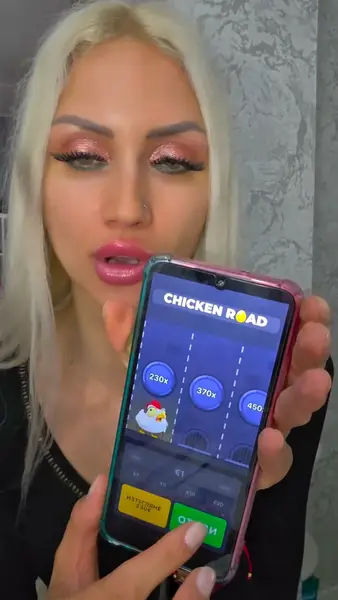 Кадр рекламы Diamond Adrianne Daniel