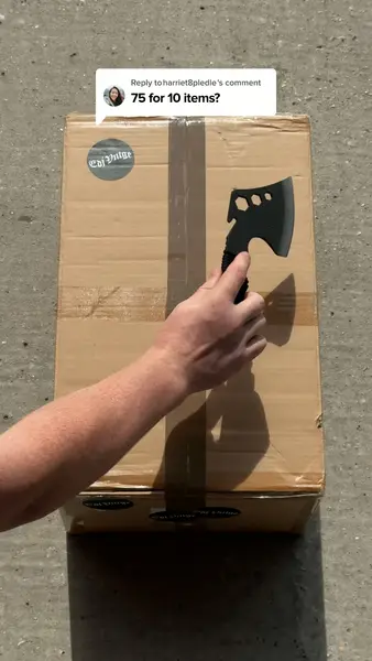Кадр рекламы EV’s clothing boxes