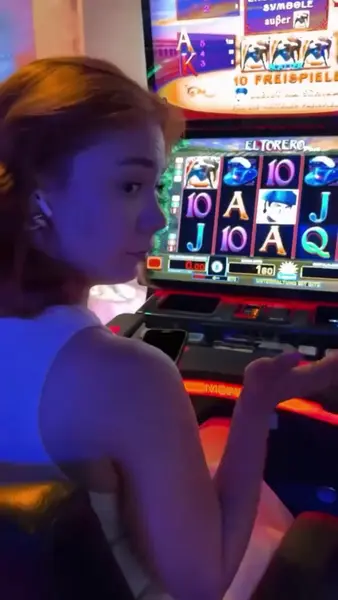 Кадр рекламы AmaZon slots
