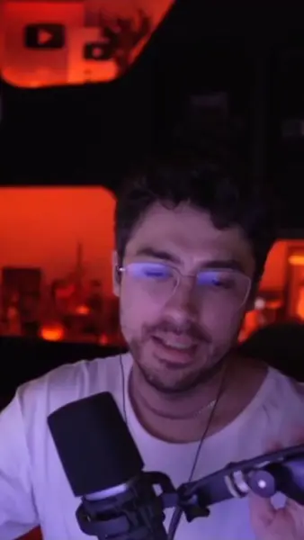 Кадр рекламы Sim Scrr