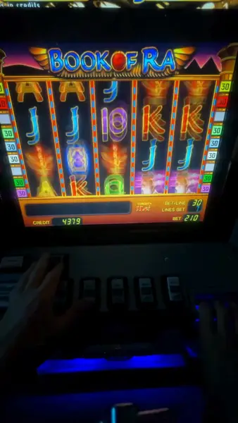 Кадр рекламы KL Play Masters