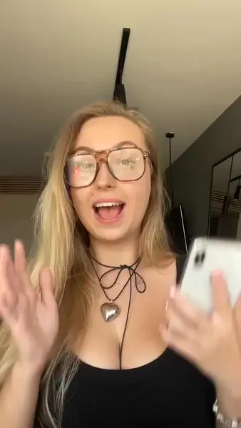 Кадр рекламы Banks Abigail Brittany