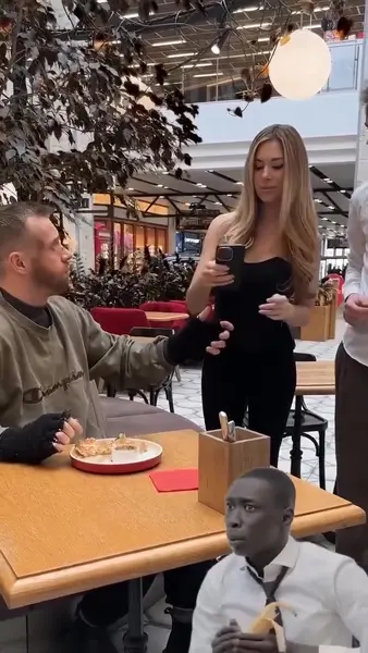 Кадр рекламы Plinko game