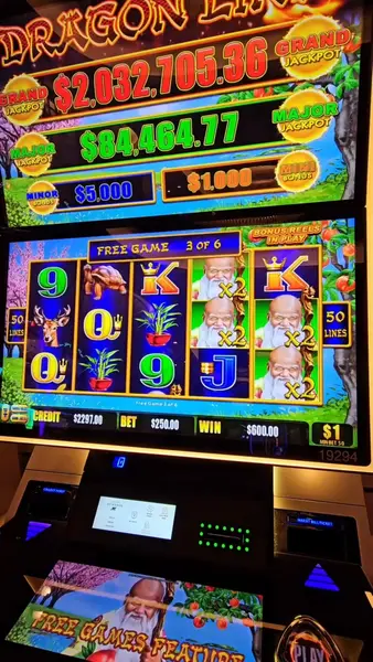 Кадр рекламы Dragon Link Slots