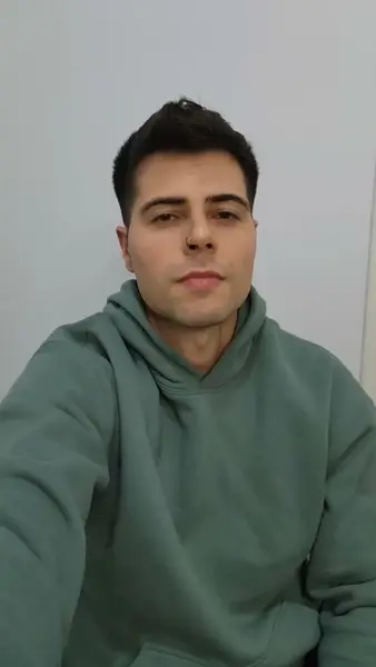 Кадр рекламы Riley Tyler Tingle