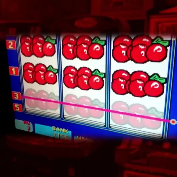 Кадр рекламы Royal Joker Club