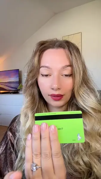 Кадр рекламы Stephanie Nadean Kirsten