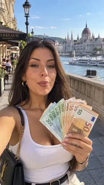 Кадр рекламы Clara Petrescu