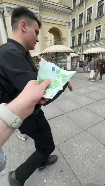 Кадр рекламы Rvlt Apps