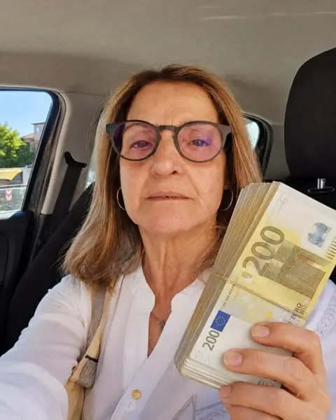 Кадр рекламы Anna Schneider