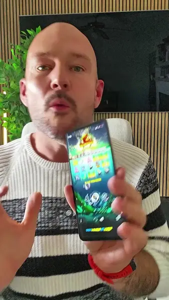 Кадр рекламы Lucky Waves