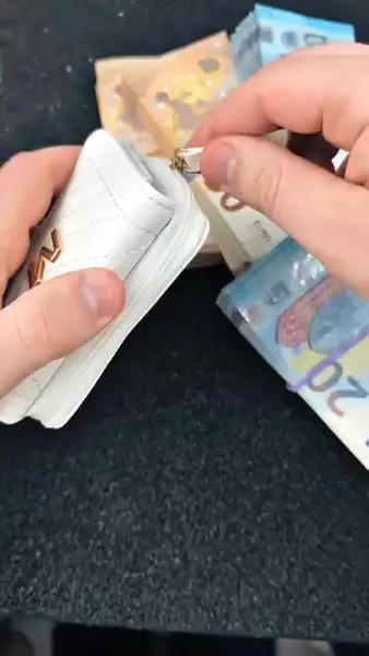 Кадр рекламы Giri Odus