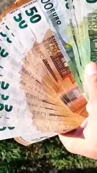 Кадр рекламы Fast Track Digital