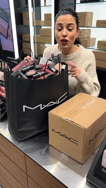 Кадр рекламы Cosmetics France