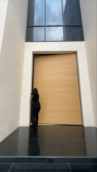 Кадр рекламы Riley Watson